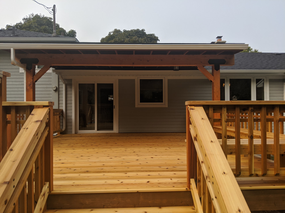 Example of a mountain style deck design in Toronto