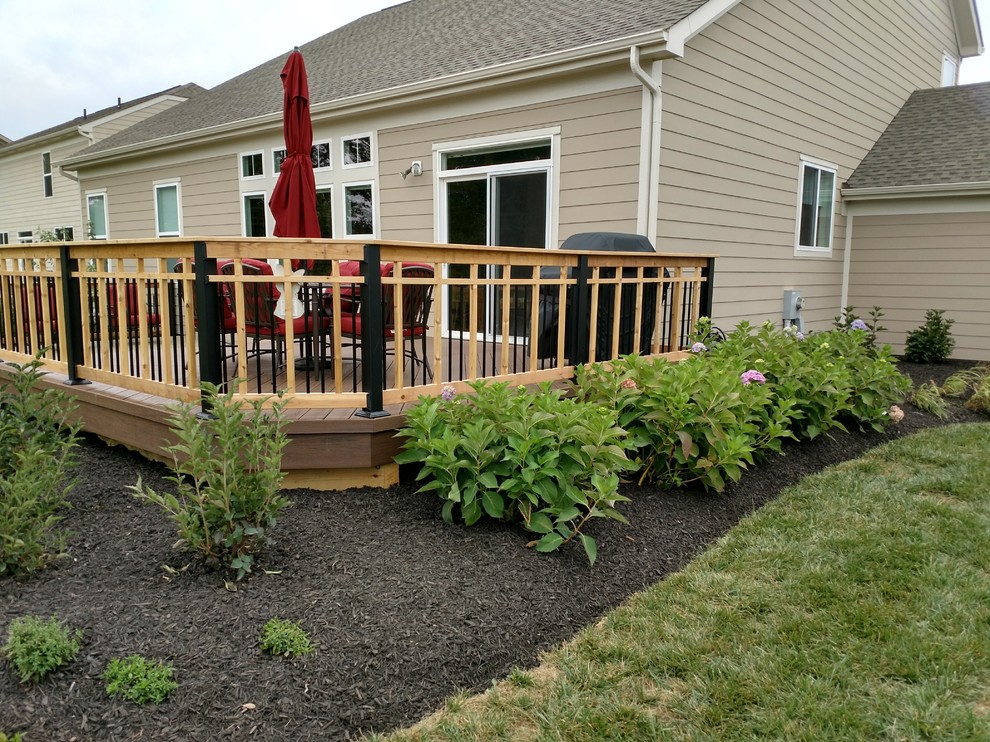 This is an example of an arts and crafts deck in Columbus.