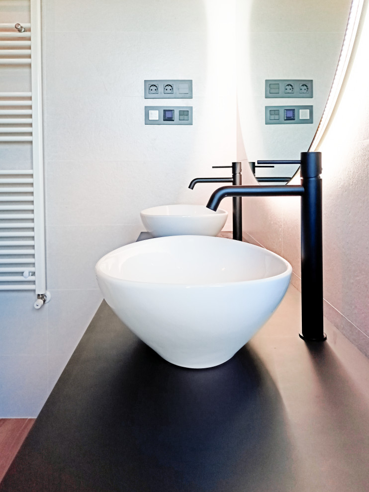 Un spa en casa: un baño amplio, cálido y lleno de detalles funcionales