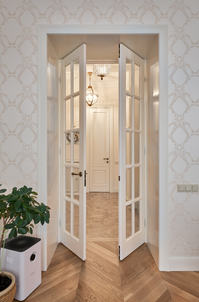 Высокие двери в классическом интерьере