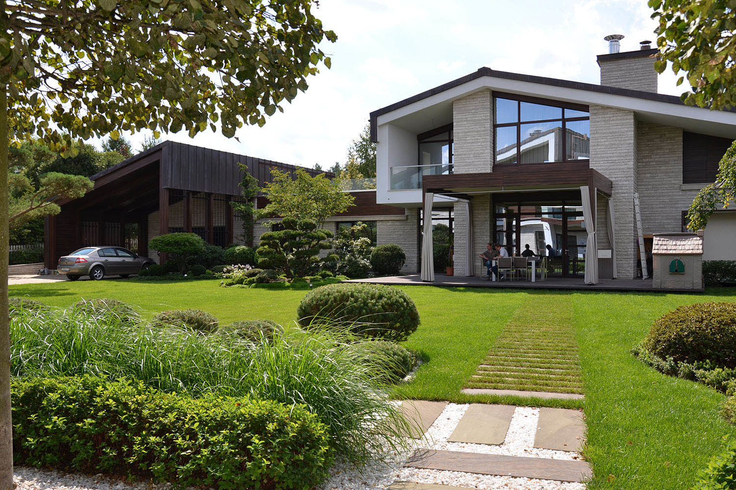 Современный сад в КП "Бенилюкс" вилла 2