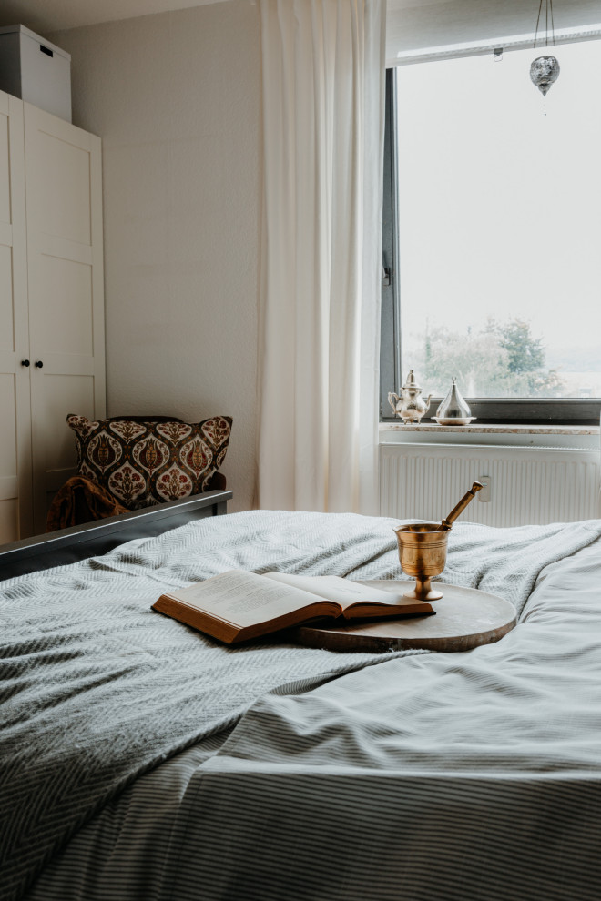 Mittelgroßes Mediterranes Hauptschlafzimmer mit weißer Wandfarbe, Laminat, beigem Boden, Tapetendecke und Tapetenwänden in Sonstige