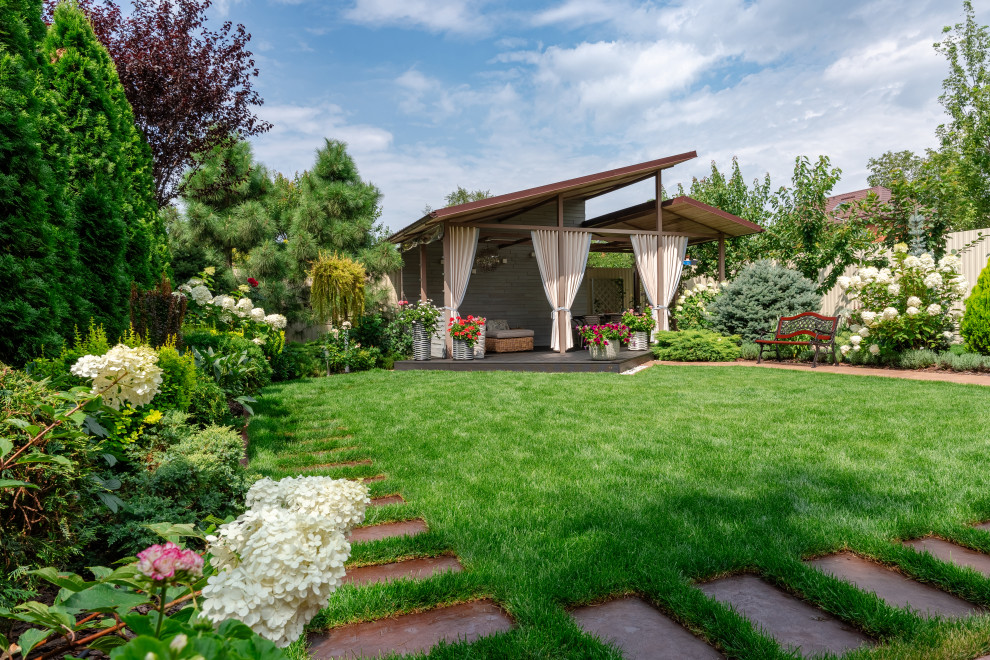 Ispirazione per un grande giardino minimal esposto in pieno sole in cortile in estate con pavimentazioni in pietra naturale