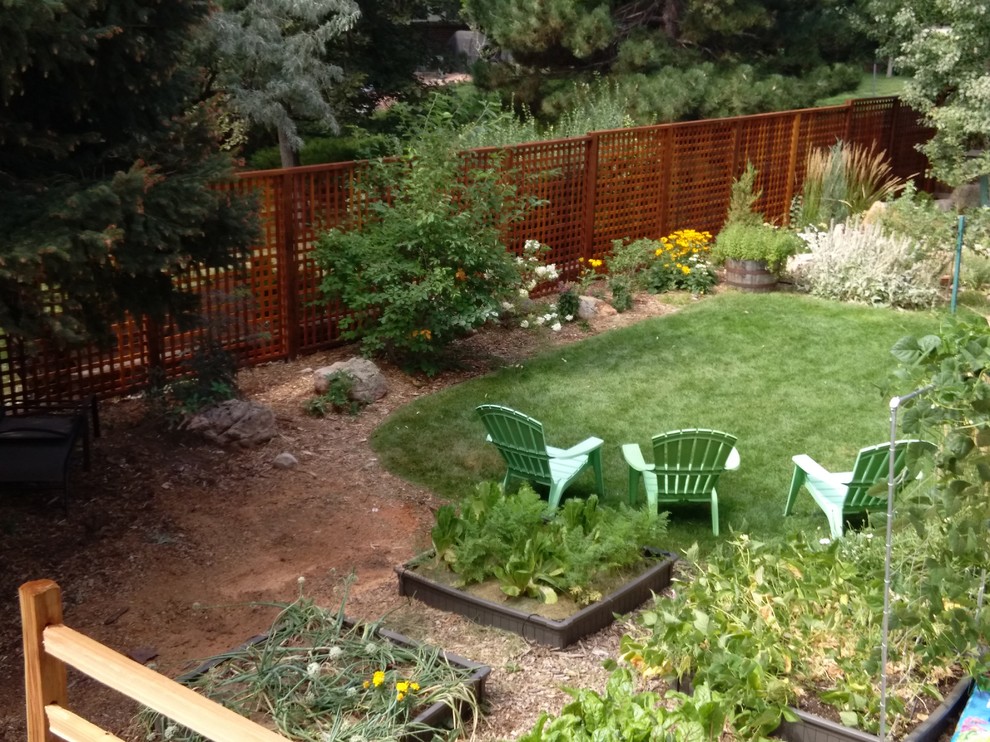 Large traditional backyard full sun garden in Denver with a vegetable garden and mulch.