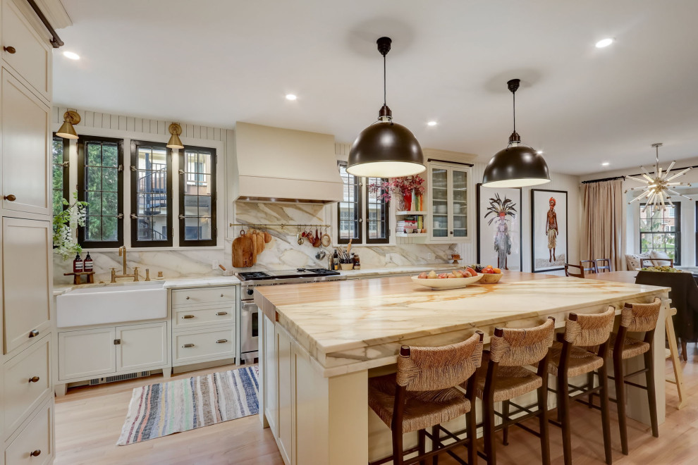 Exempel på ett mellanstort klassiskt flerfärgad flerfärgat kök, med en undermonterad diskho, skåp i shakerstil, beige skåp, marmorbänkskiva, flerfärgad stänkskydd, stänkskydd i marmor, integrerade vitvaror, ljust trägolv, en köksö och brunt golv