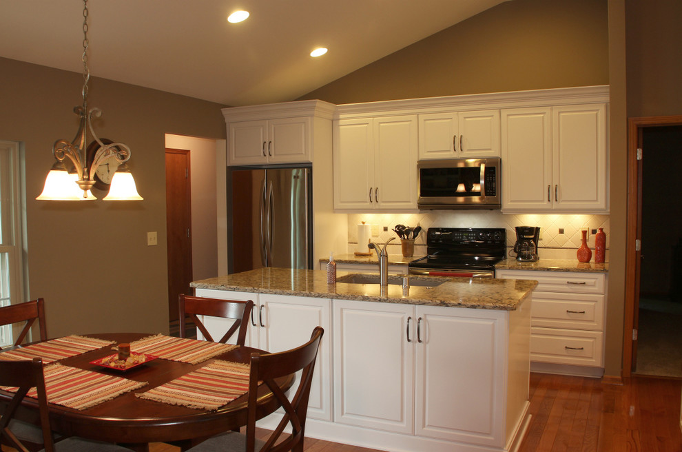 Example of a transitional kitchen design in Milwaukee