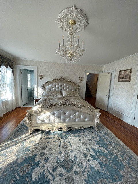 Vintage Charm Bed and Bath Luxurious Suite