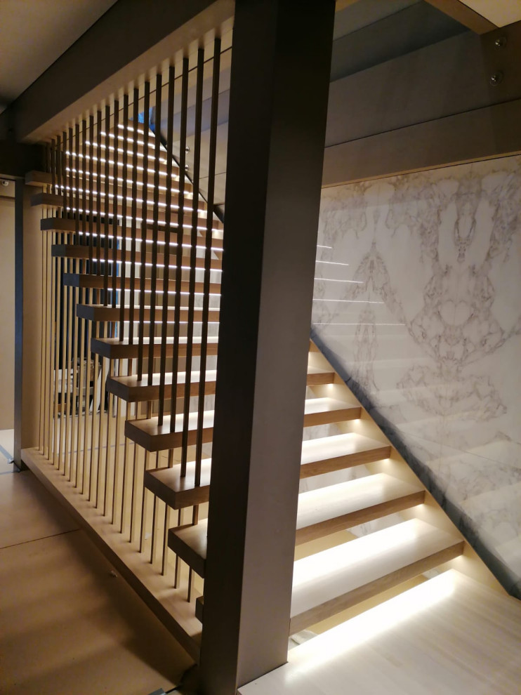 Лестница на металлическом косоуре