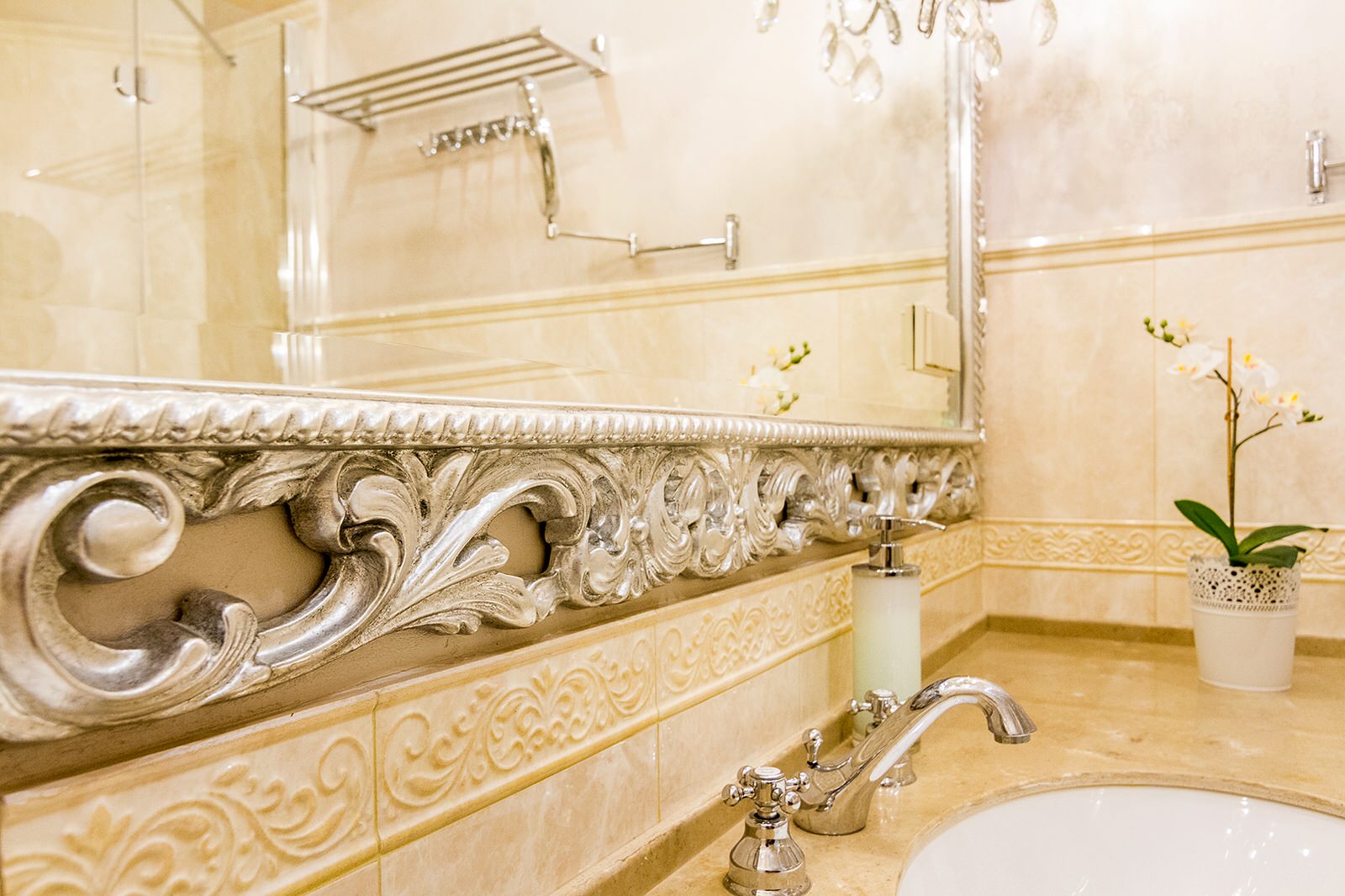 Тумба с зеркалом в багете