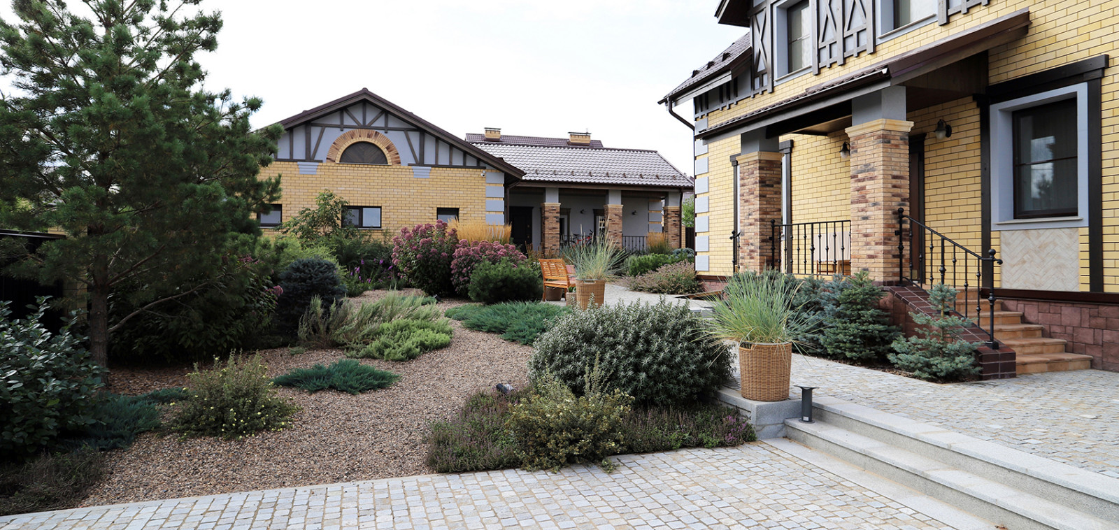 Элимус песчаный в плетеных корзинах и другие сизоватые и серебристые растения