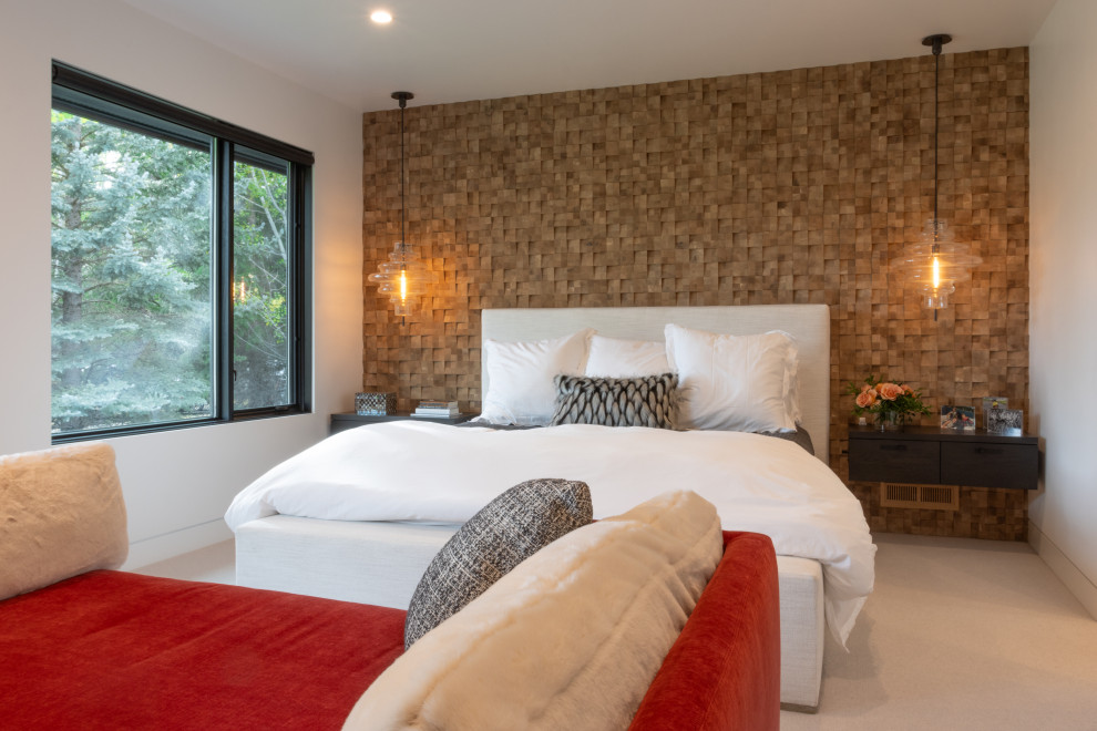Стильный дизайн: хозяйская спальня среднего размера в стиле модернизм с белыми стенами, ковровым покрытием, белым полом и деревянными стенами без камина - последний тренд