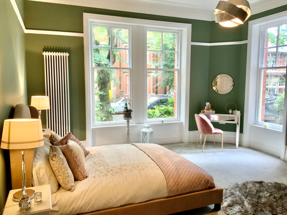 На фото: большая хозяйская спальня в стиле ретро с зелеными стенами, ковровым покрытием, серым полом и потолком с обоями