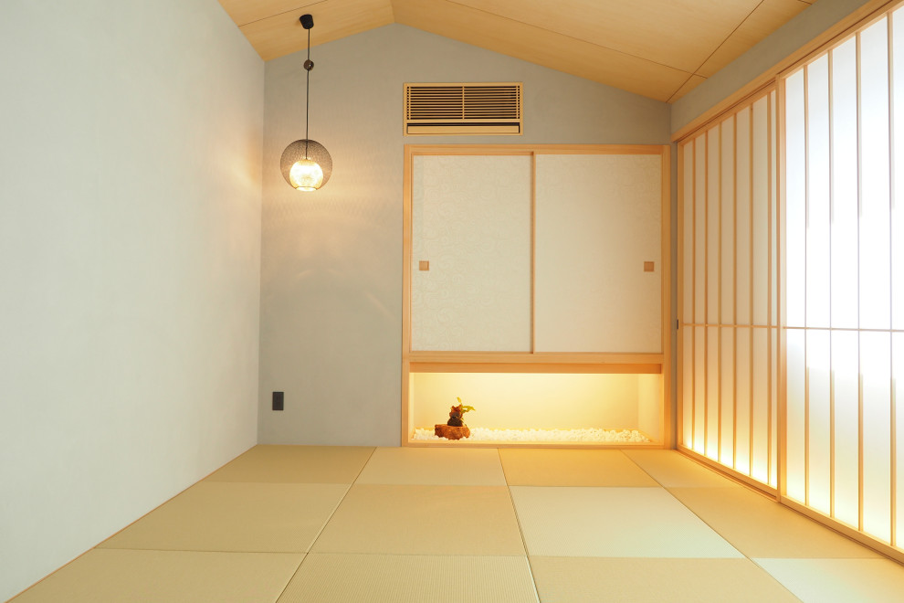 Maritimes Schlafzimmer mit weißer Wandfarbe, braunem Holzboden, beigem Boden und Tapetendecke in Sonstige