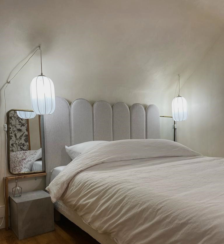 Kleines Asiatisches Schlafzimmer im Loft-Style mit beiger Wandfarbe und braunem Holzboden in Toulouse