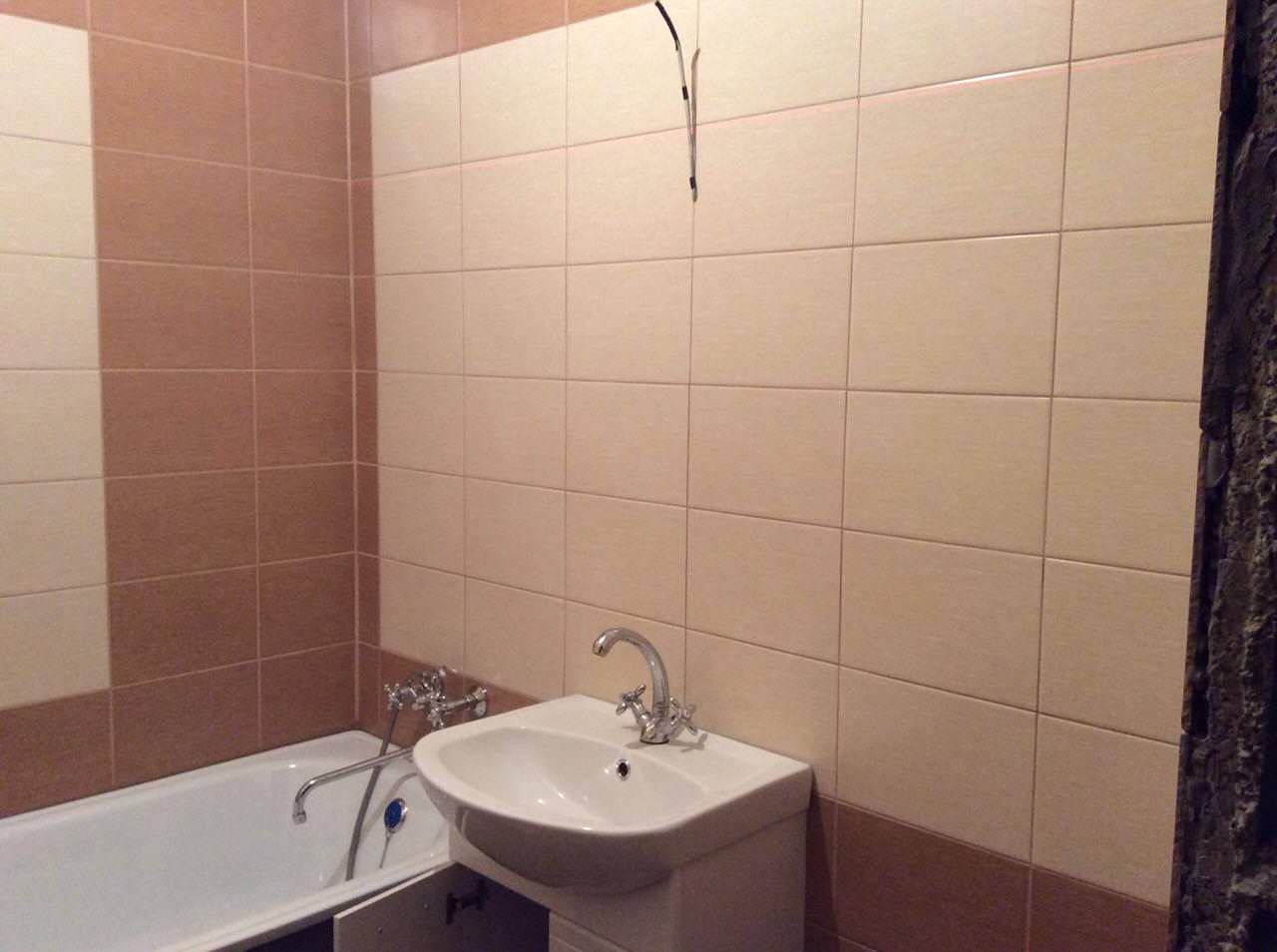 Процесс укладки плитки