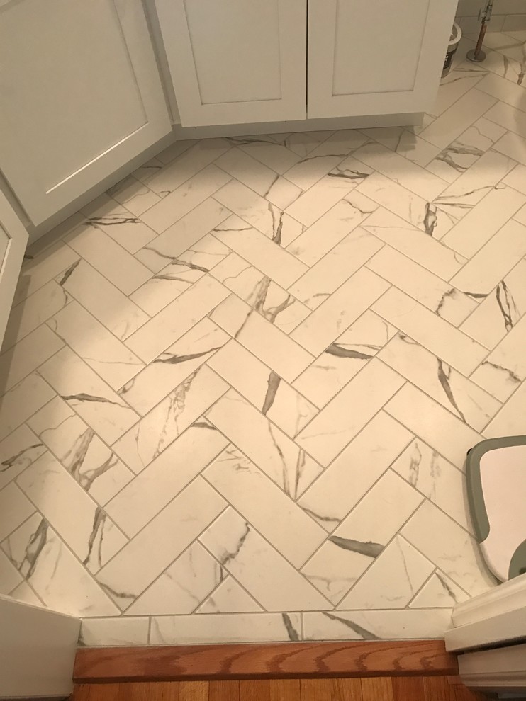 Example of a transitional bathroom design in Chicago