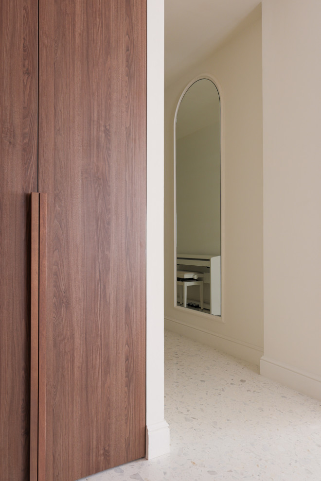 Ispirazione per un grande corridoio tradizionale con pareti bianche, una porta a due ante, una porta bianca, pavimento alla veneziana e pavimento bianco