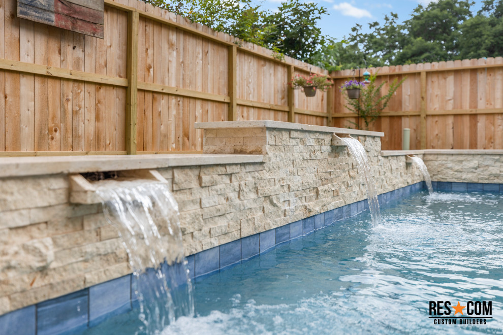Richmond - Pool and pool bathroom