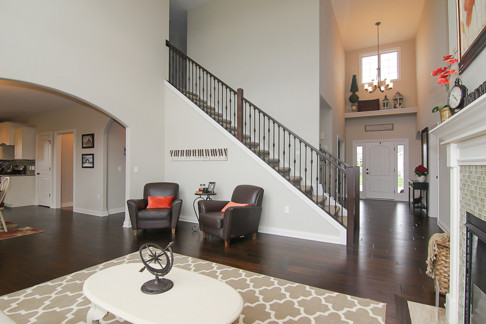 Example of a transitional entryway design in Milwaukee