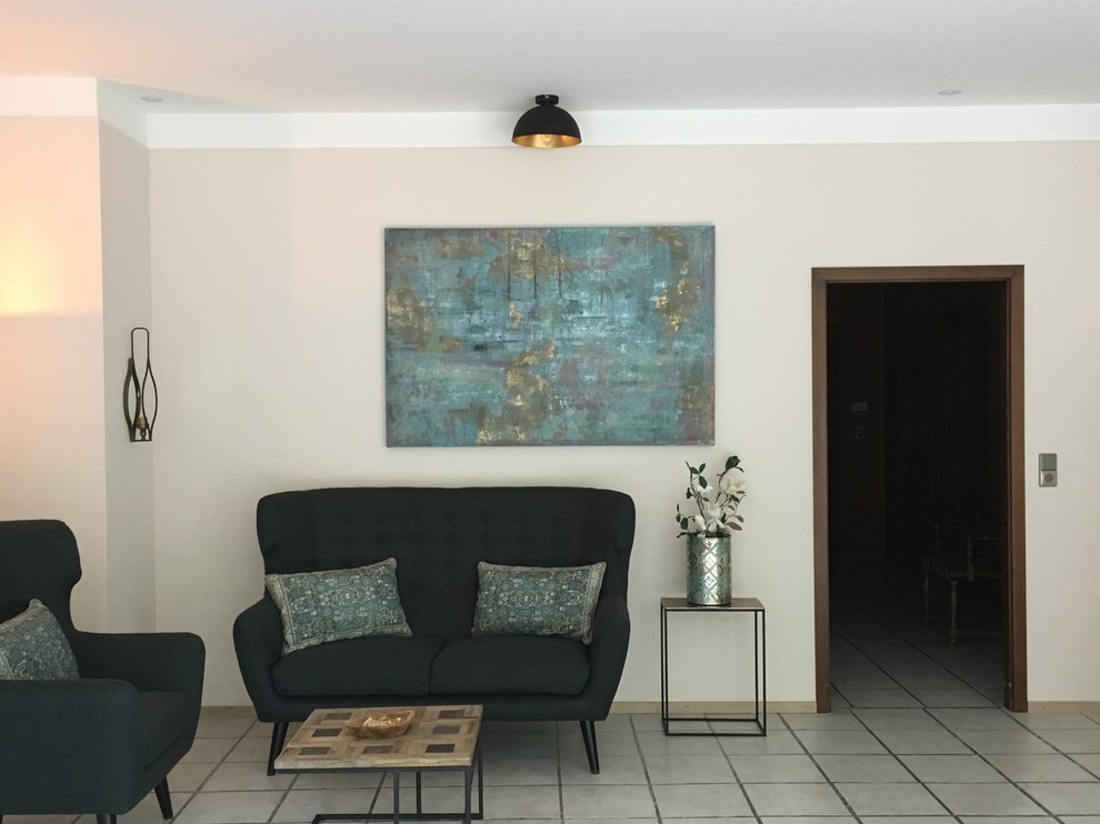 Großes Retro Foyer mit beiger Wandfarbe, Keramikboden und beigem Boden in Stuttgart