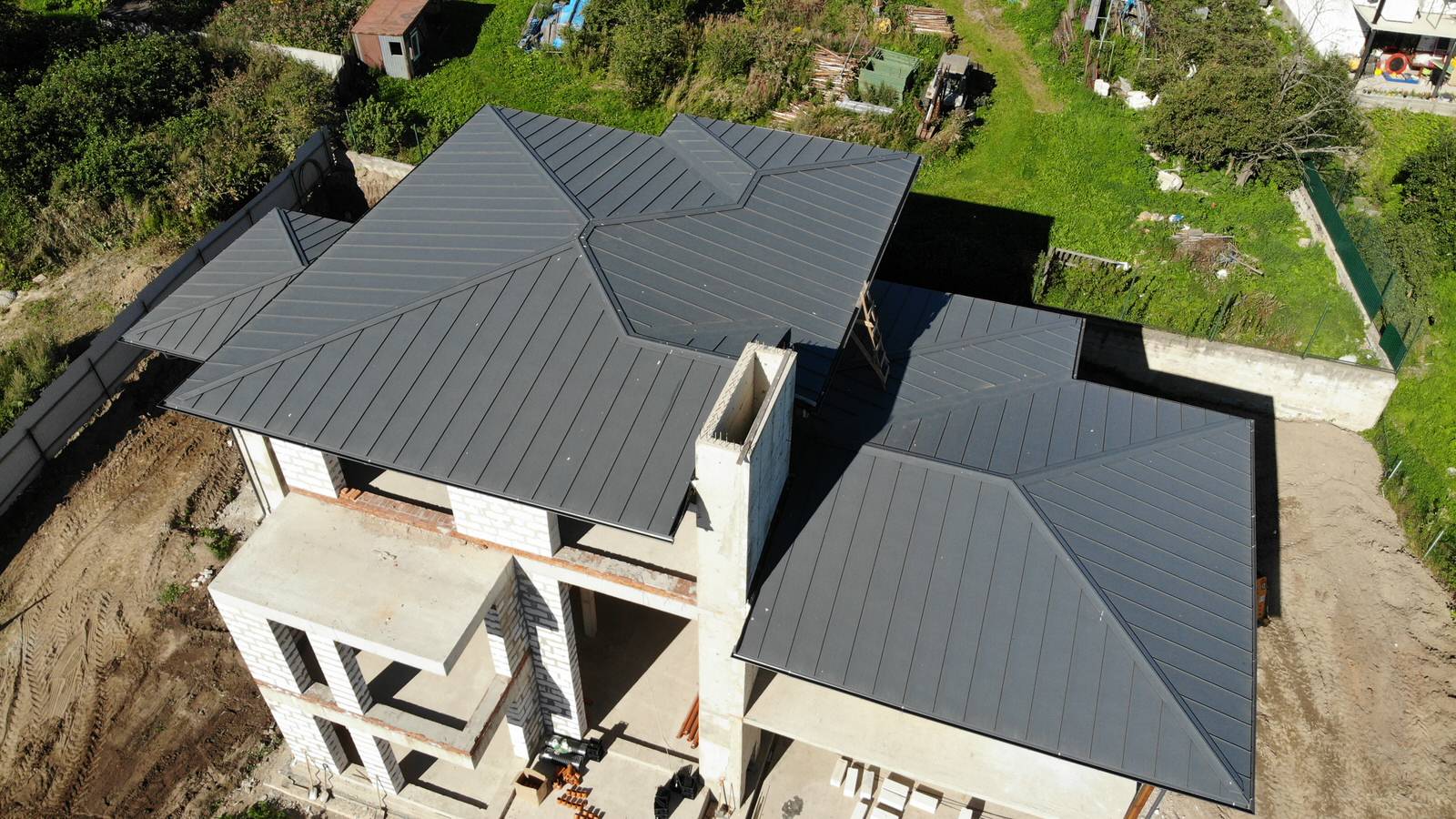 Фальцевая кровля на современном доме.