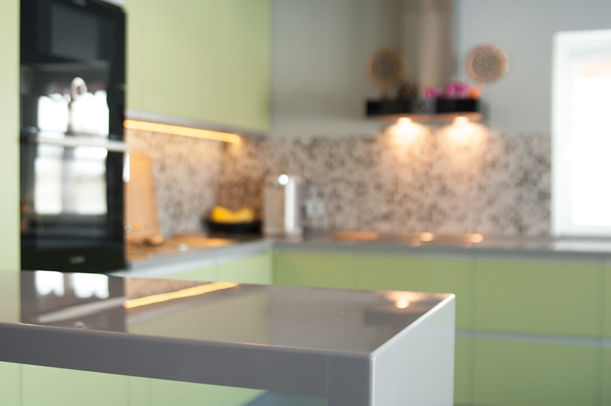 Большая кухня с барной стойкой