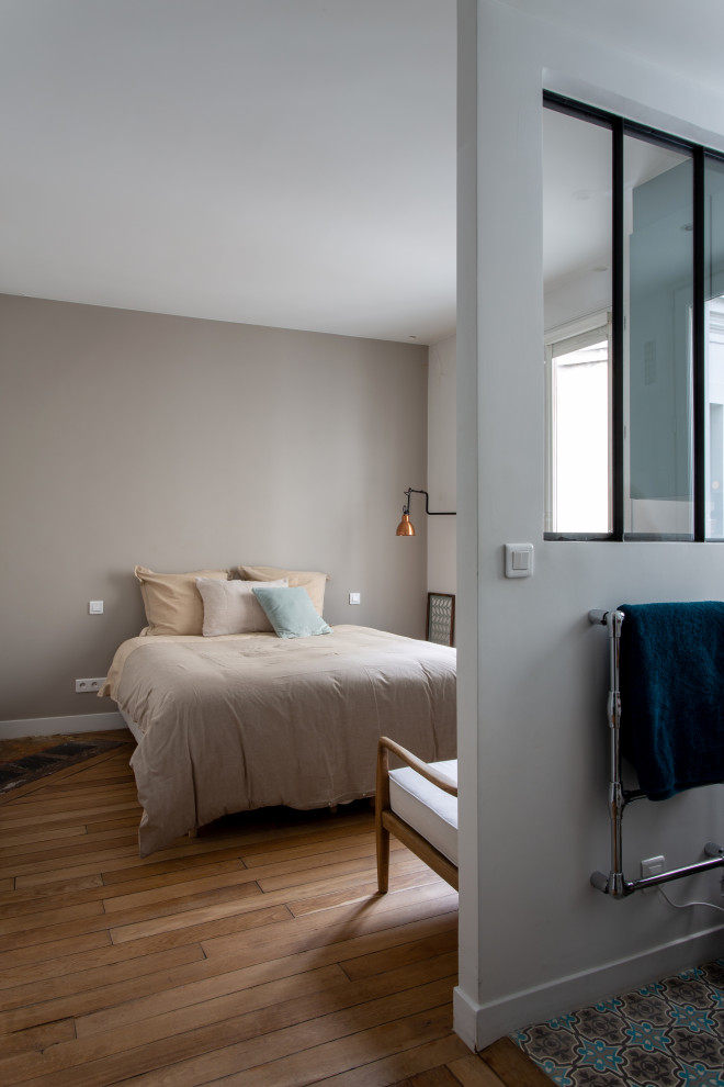Foto de dormitorio principal vintage de tamaño medio con paredes beige y suelo de madera en tonos medios