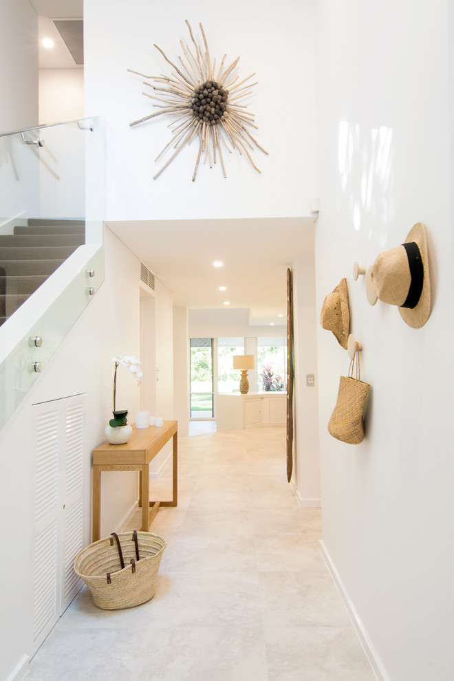Inspiration for a contemporary entryway in Cairns.