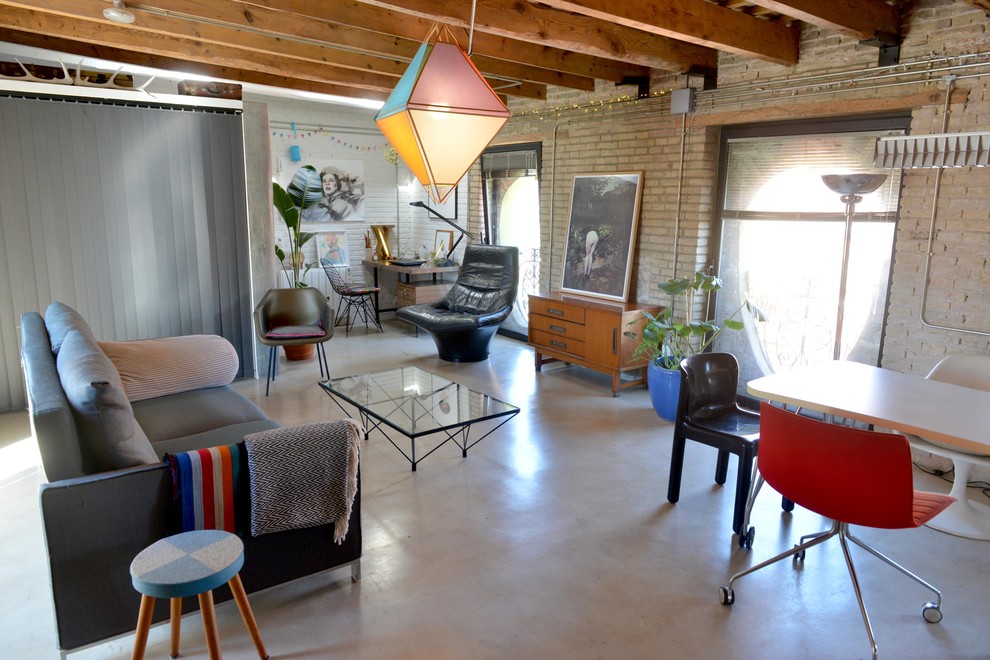 Ejemplo de sala de estar tipo loft urbana de tamaño medio