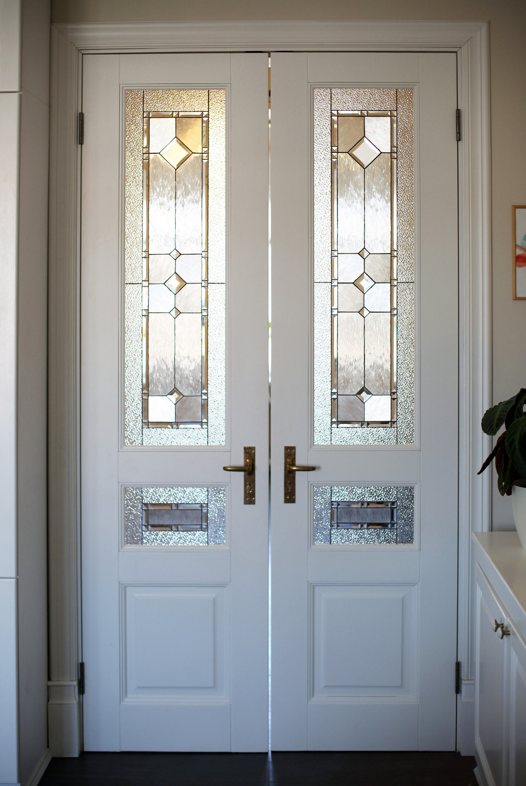 Парадная дверь в гостиной