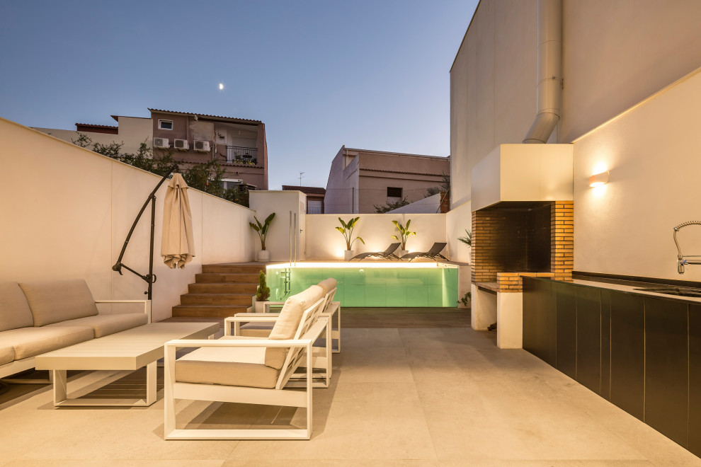 Example of a mid-sized trendy backyard deck design in Valencia