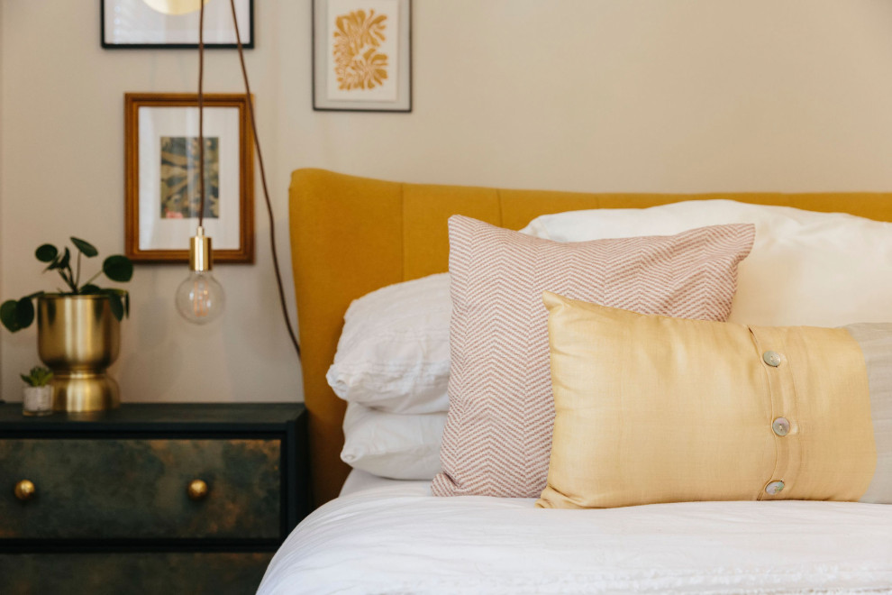 Источник вдохновения для домашнего уюта: хозяйская спальня среднего размера: освещение с желтыми стенами, ковровым покрытием и бежевым полом