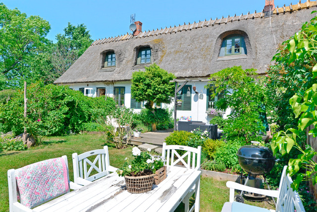 Stråtækt hus med den mest fantastiske have landstil-have