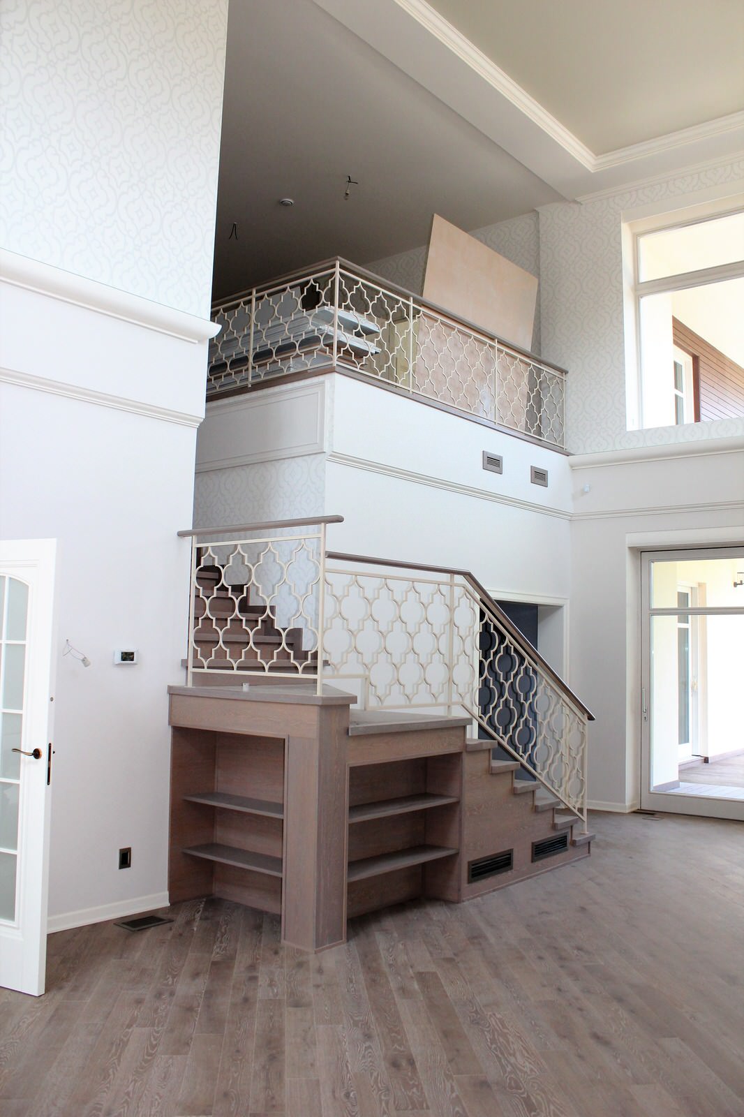 Лестница с узорчатым ограждением