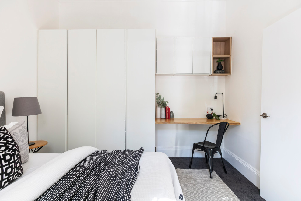 На фото: маленькая гостевая спальня (комната для гостей) в современном стиле с белыми стенами, ковровым покрытием и серым полом без камина для на участке и в саду с