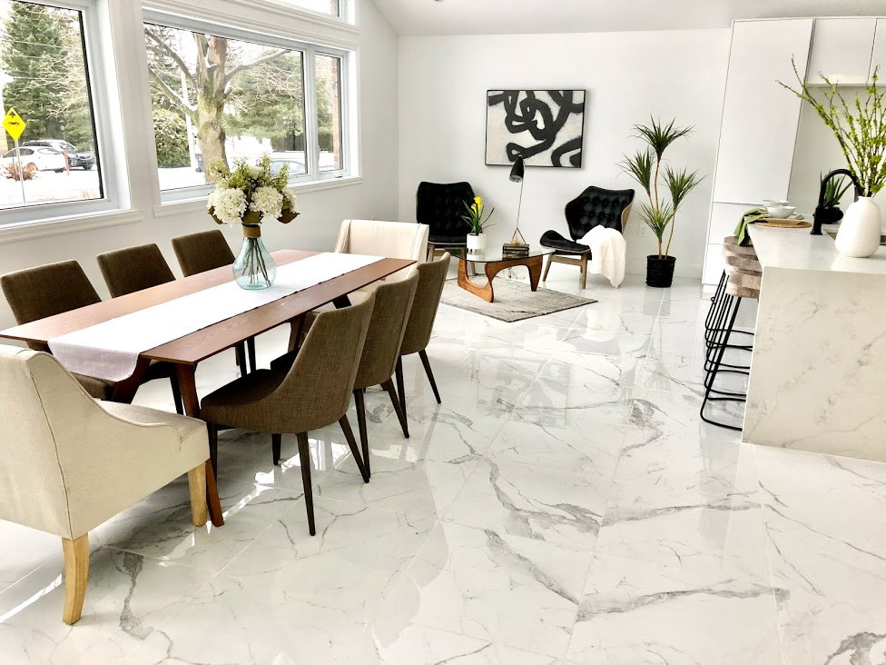 Réalisation d'une très grande salle à manger ouverte sur la cuisine design avec un mur blanc, un sol en carrelage de céramique, un sol blanc et un plafond voûté.