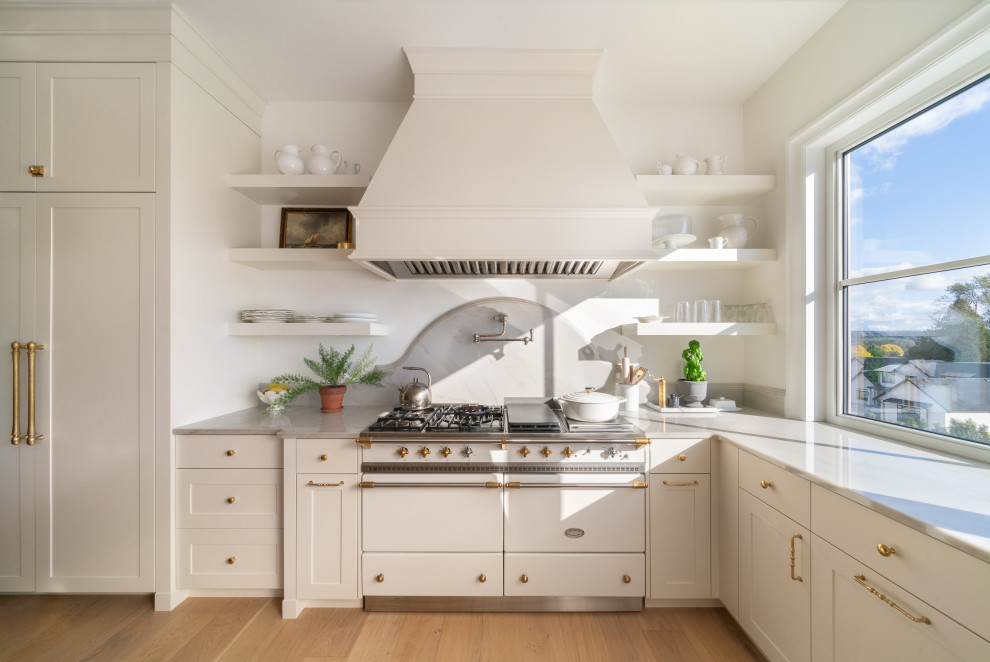 Kitchen - transitional kitchen idea in Vancouver
