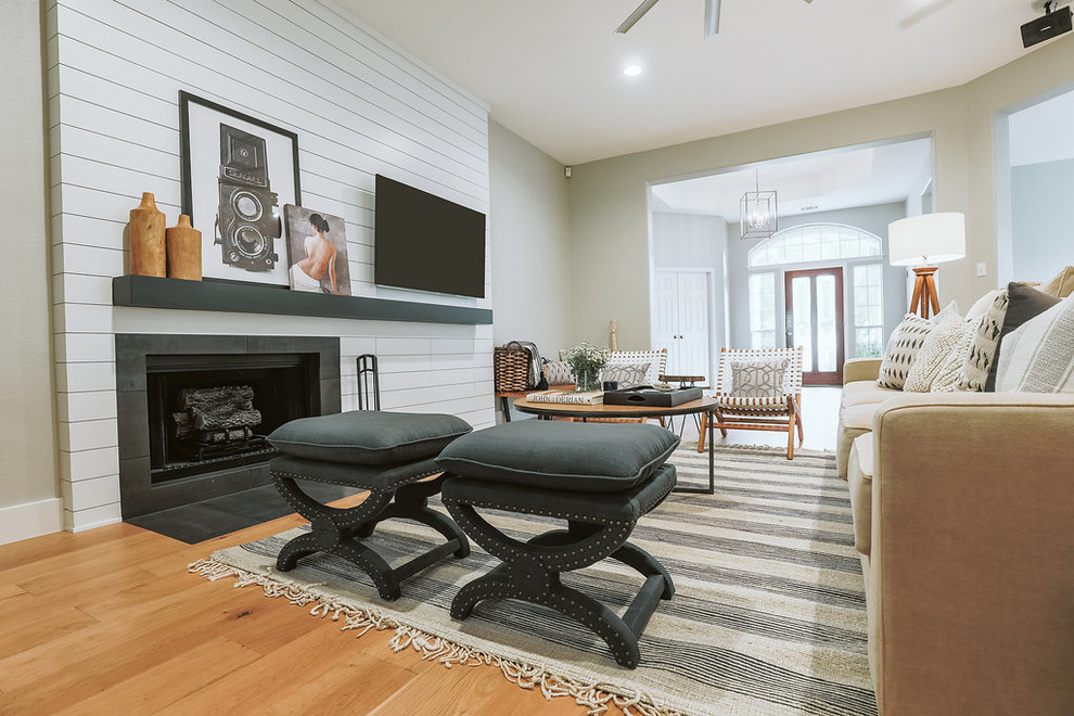 Example of a transitional home design design in Austin