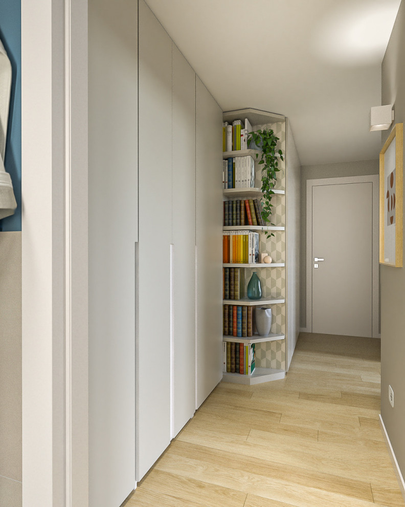 Mittelgroßer Moderner Flur mit beiger Wandfarbe, hellem Holzboden und eingelassener Decke