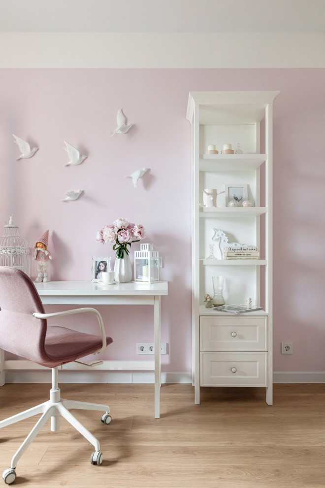 Inredning av ett lantligt litet barnrum kombinerat med sovrum, med rosa väggar, laminatgolv och beiget golv