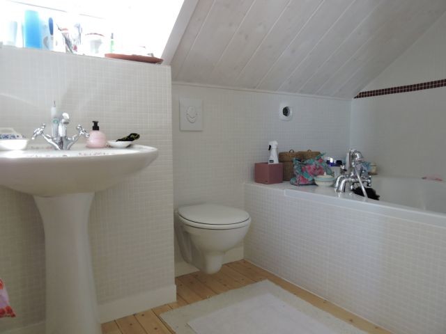 Photo of a contemporary bathroom in Nantes.