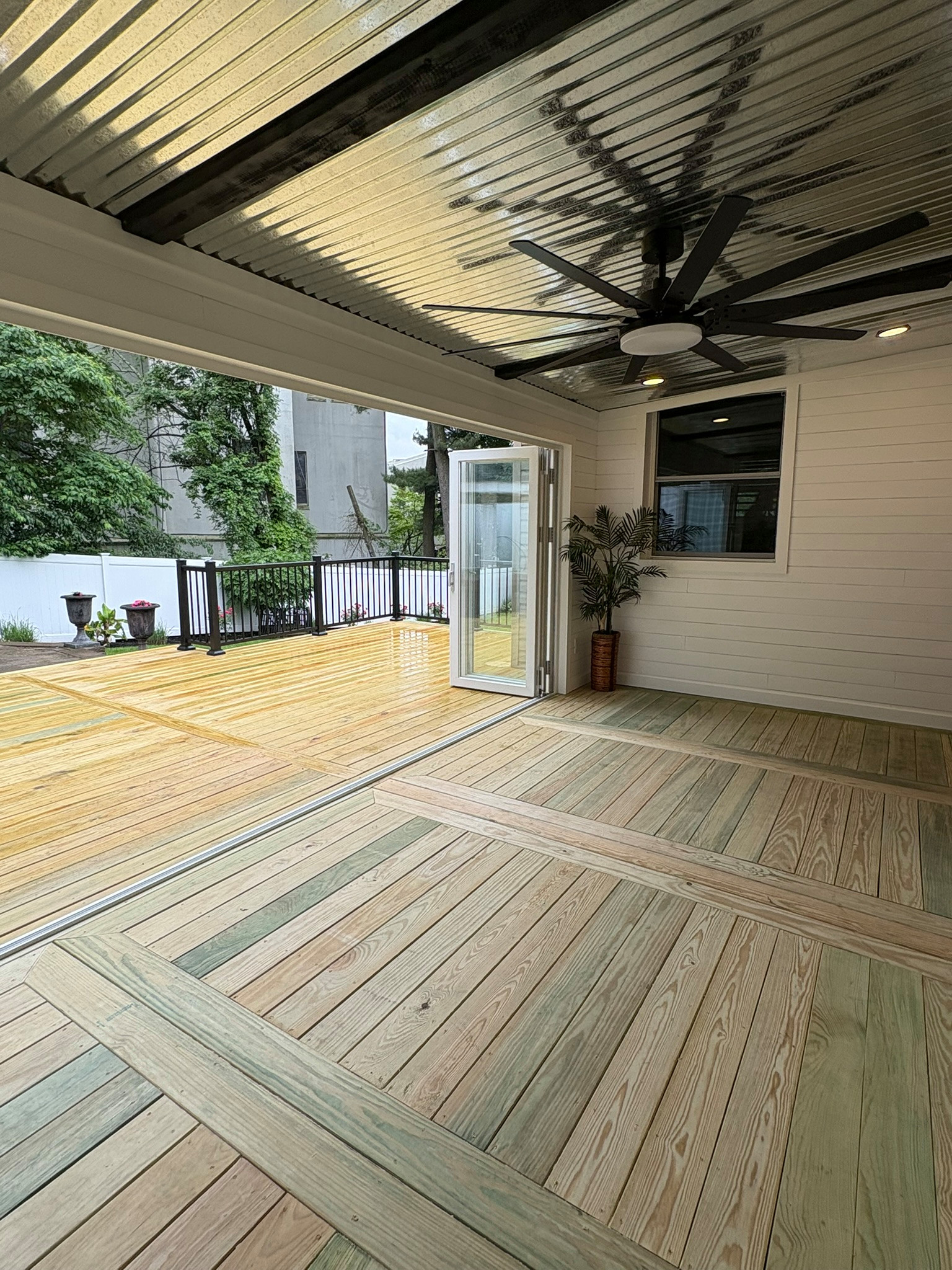 3 Seasons Room and Deck