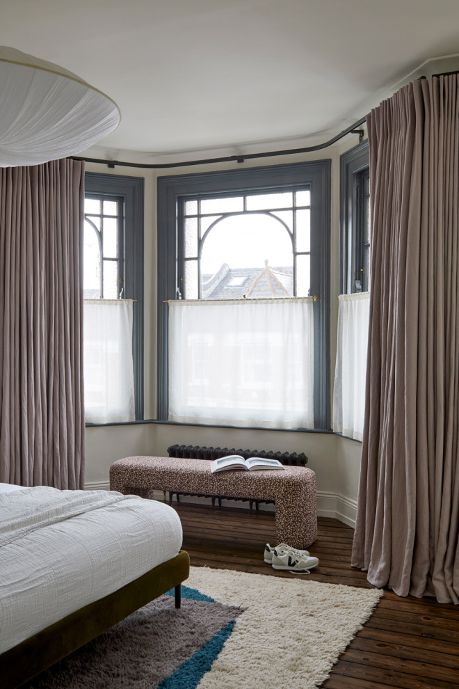 На фото: хозяйская спальня среднего размера в стиле неоклассика (современная классика)