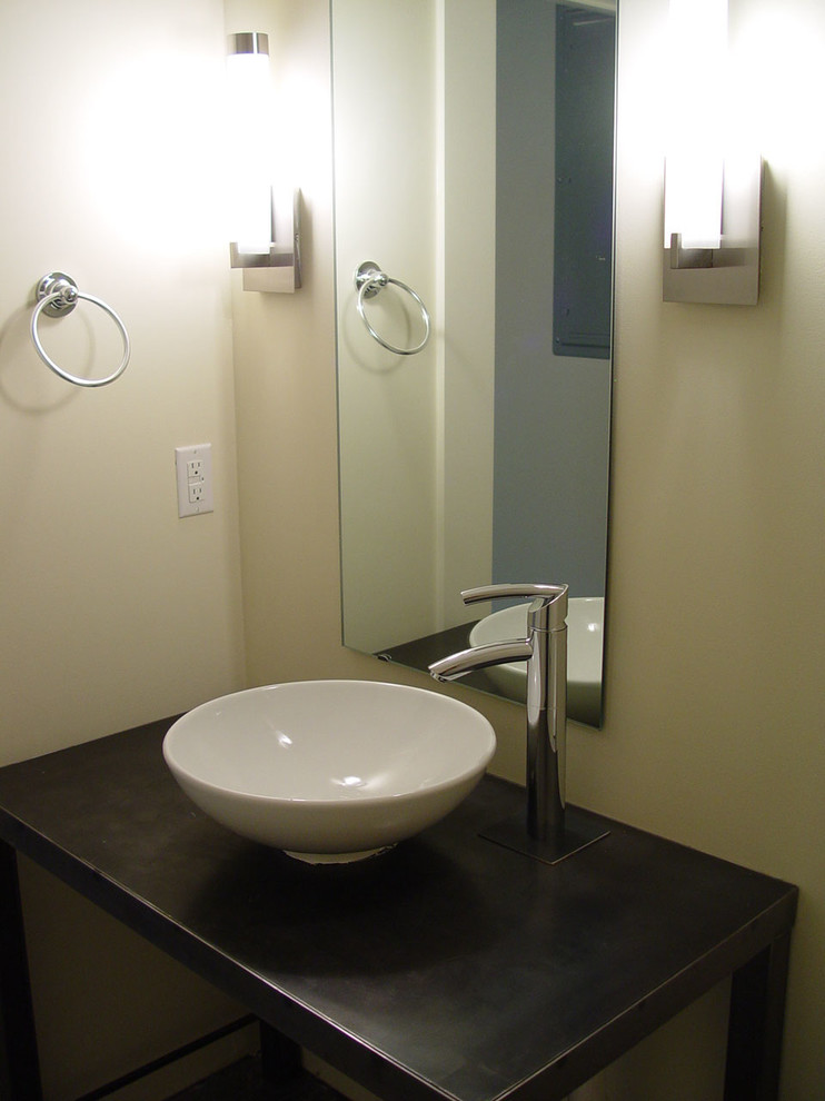 This is an example of a contemporary bathroom in Indianapolis.