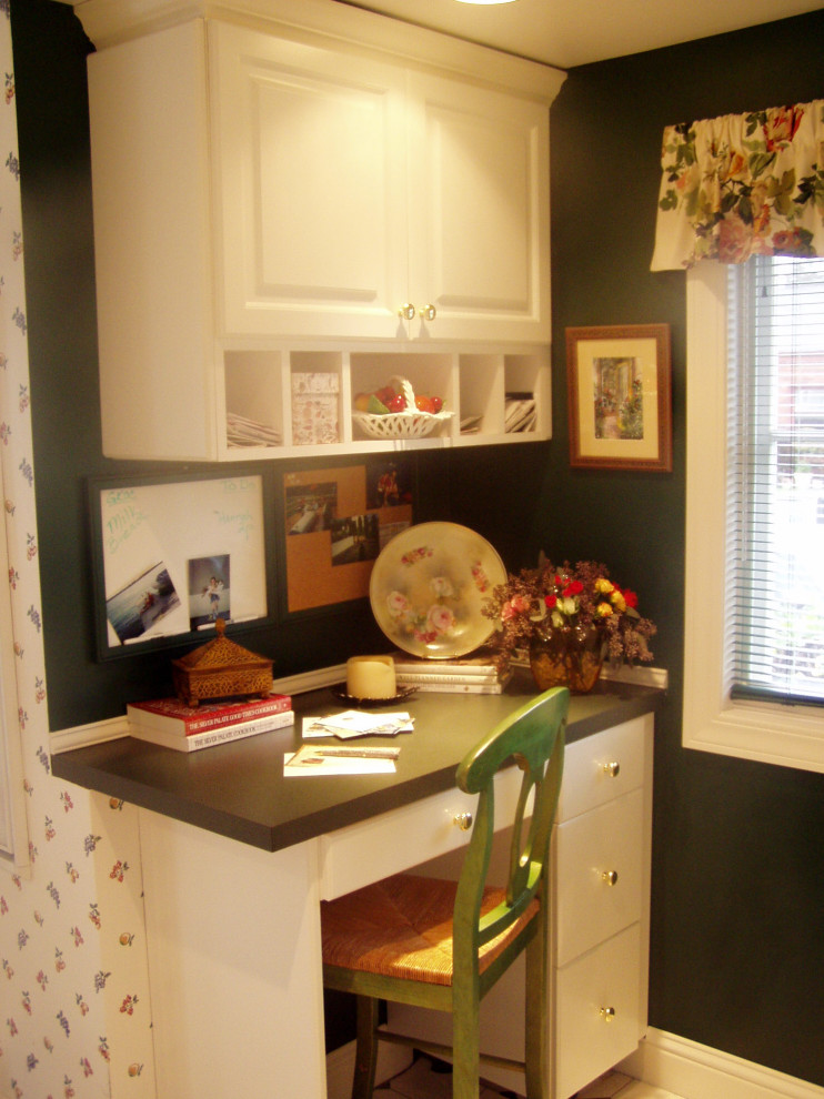 Foto på ett litet vintage arbetsrum, med gröna väggar och ett inbyggt skrivbord