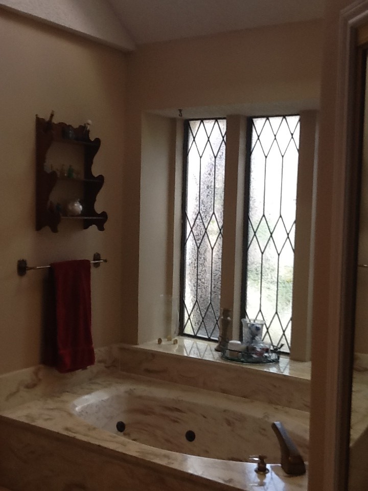 Example of a mid-sized transitional master bathroom design in Dallas with beige walls