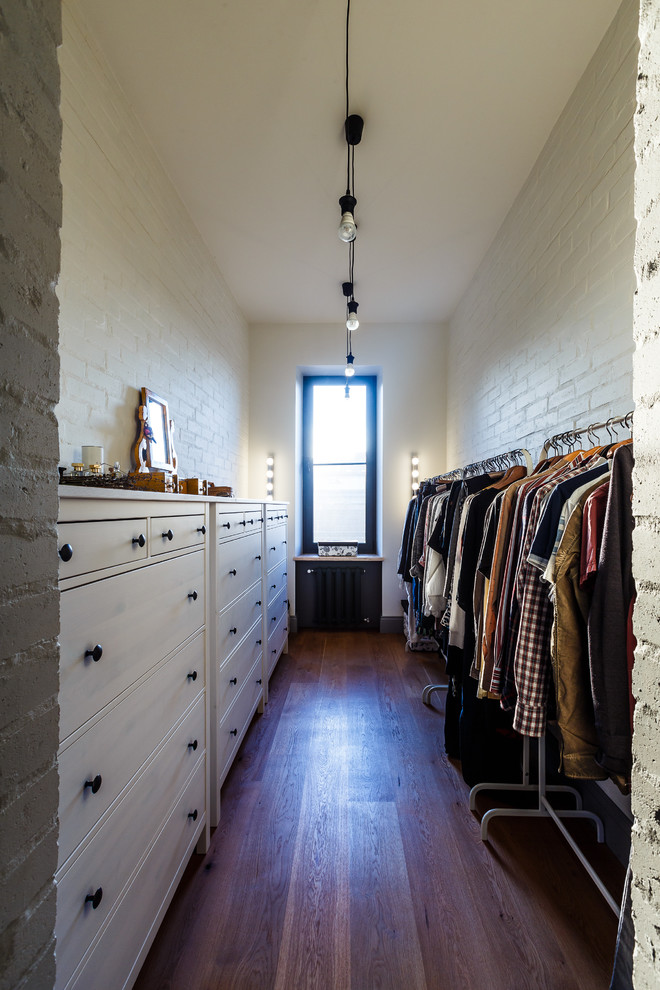 На фото: гардеробная комната среднего размера, унисекс в стиле лофт с плоскими фасадами, светлыми деревянными фасадами и деревянным полом