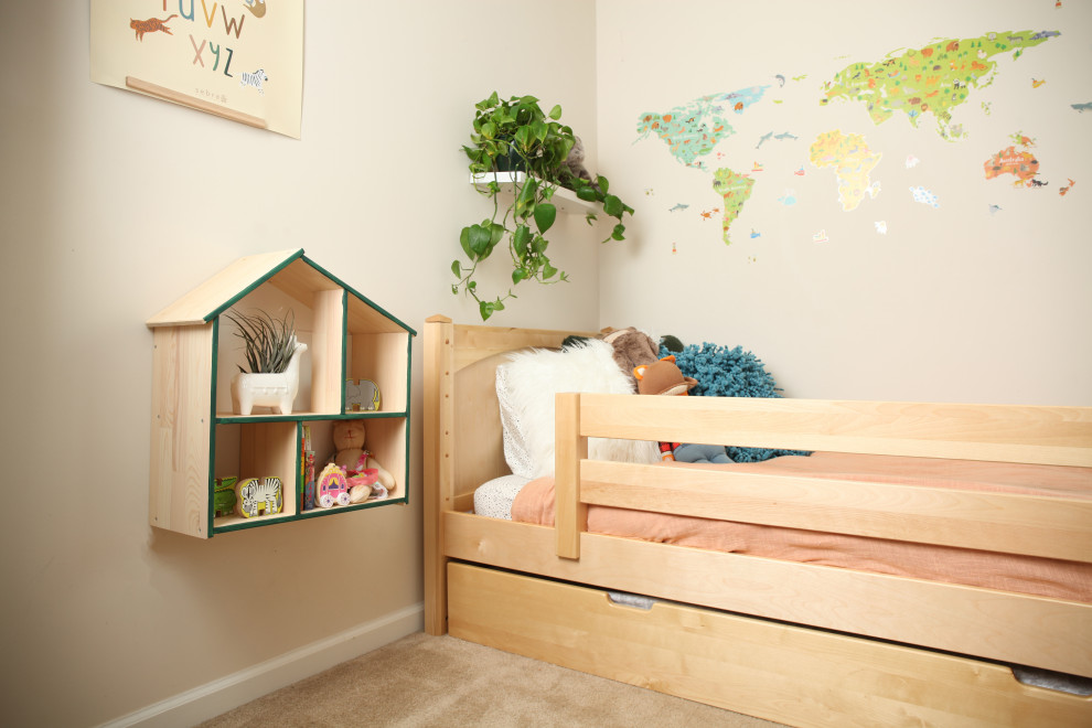 Idéer för små 60 tals könsneutrala småbarnsrum kombinerat med sovrum, med gröna väggar