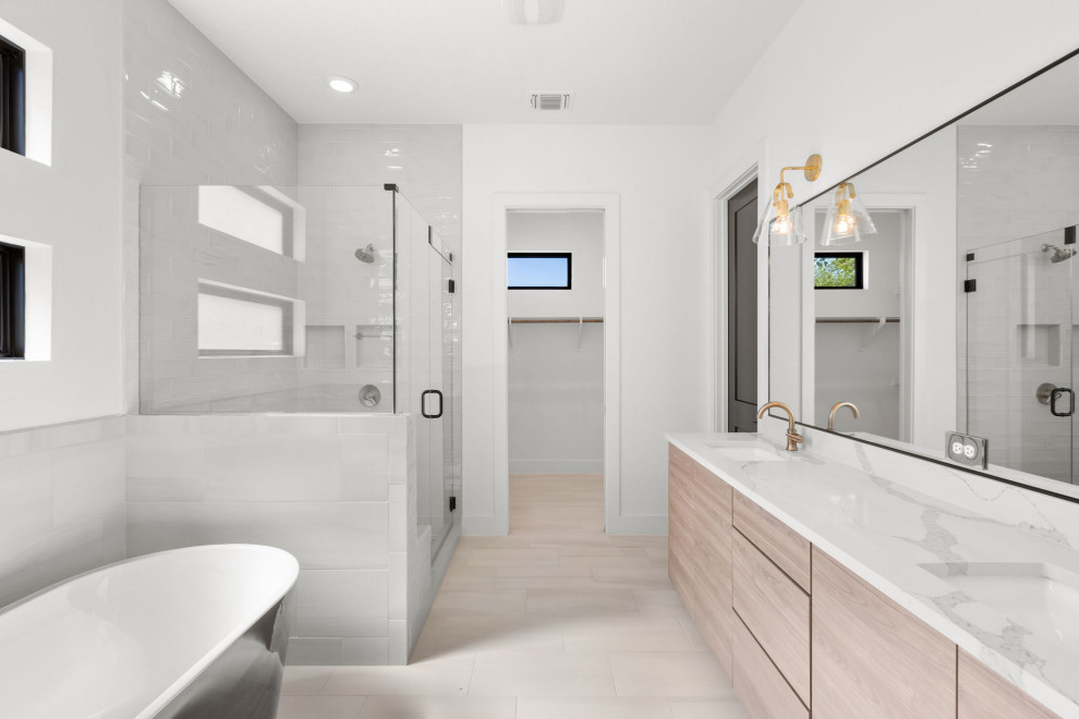Idéer för ett mellanstort modernt vit en-suite badrum, med släta luckor, skåp i ljust trä, ett fristående badkar, en öppen dusch, vit kakel, porslinskakel, ett undermonterad handfat, bänkskiva i kvarts och beiget golv