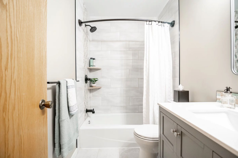 Bild på ett litet vintage vit vitt badrum med dusch, med skåp i shakerstil, grå skåp, ett badkar i en alkov, en dusch/badkar-kombination, en toalettstol med hel cisternkåpa, grå kakel, porslinskakel, grå väggar, klinkergolv i porslin, ett nedsänkt handfat, bänkskiva i kvarts, beiget golv och dusch med duschdraperi
